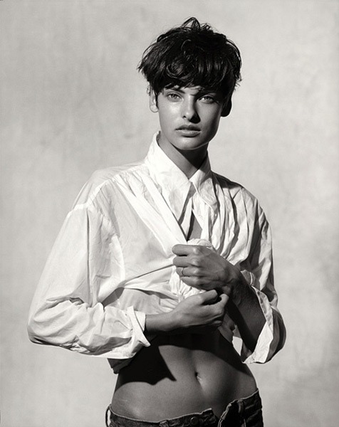 Linda Evangelista with short hair and white shirt