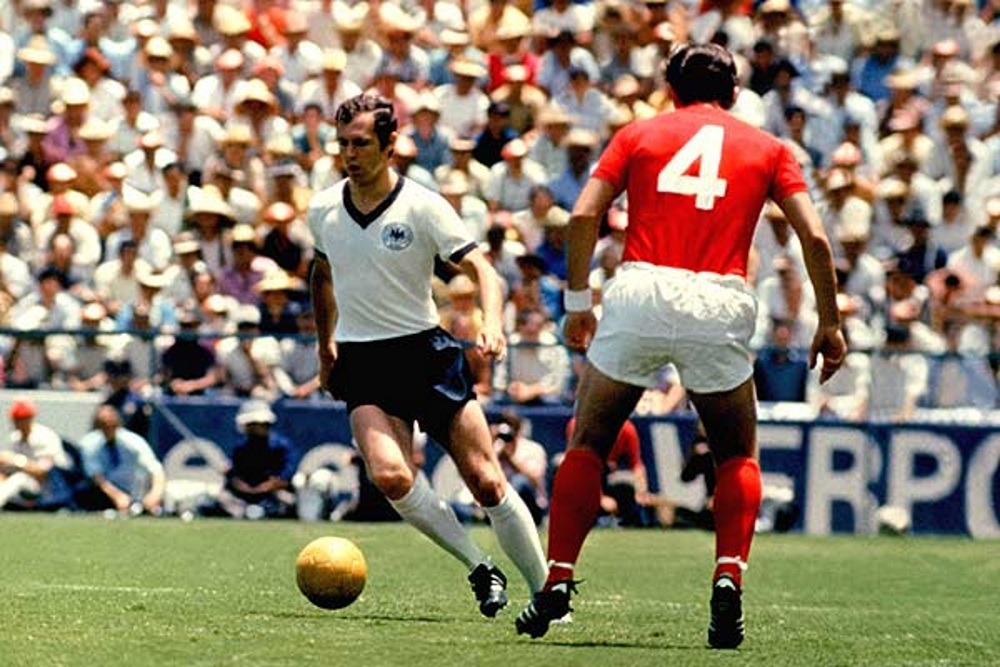 Franz Beckenbauer dribbling his adversaries