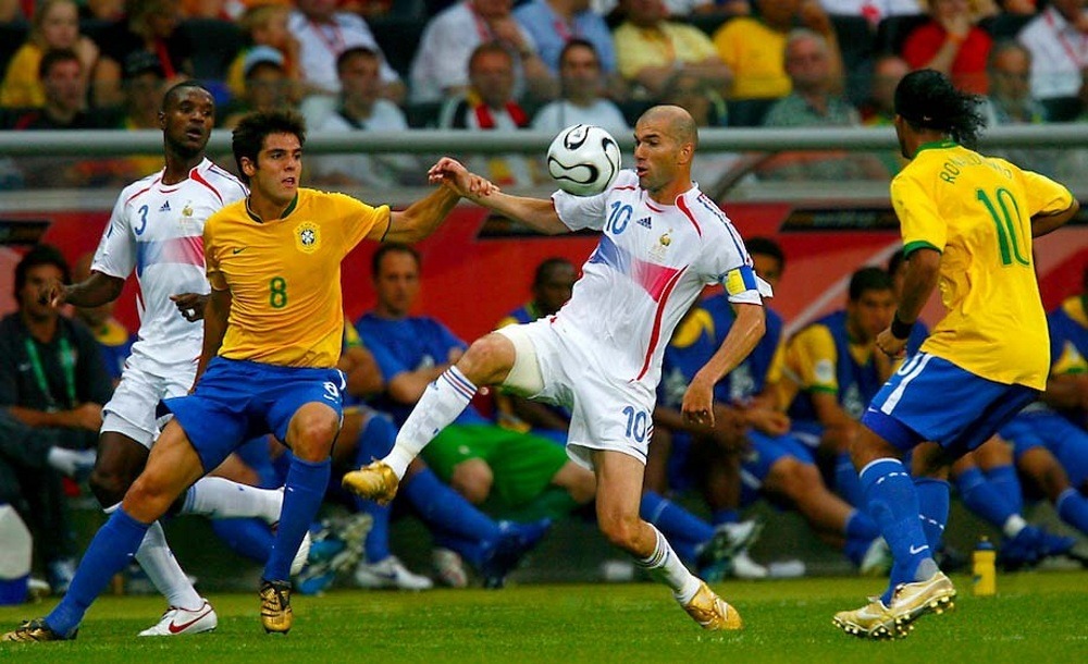 Zinedine Zidane catching a football
